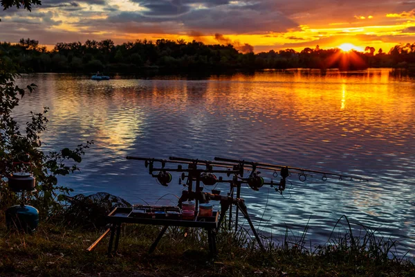 Angelabenteuer Karpfenfischen Angler Angeln Bei Sonnenuntergang Mit Carpfishing Technik Zelten — Stockfoto