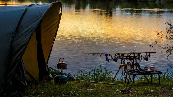 Angelabenteuer Karpfenfischen Angler Angeln Bei Sonnenuntergang Mit Carpfishing Technik Zelten — Stockfoto