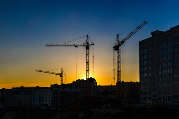 Grande Silhueta Guindaste Muitos Trabalhadores Construindo Nova Construção Sob Belo — Fotografia de Stock