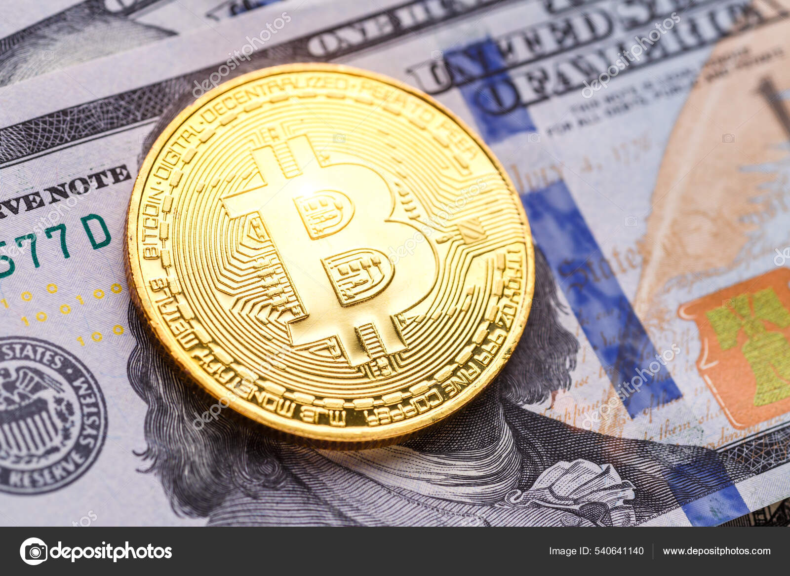 비트코인은 지폐에 새로운 비트코인의 동전은 100 지폐에 있습니다 온라인 — 스톡 에디토리얼 사진 © bukhta79 #540641140