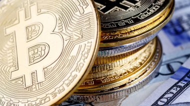 Altın Bitcoin banknotların üzerinde yatıyor. Yeni sanal para. Şifreli para birimi üst görünümü. 100 dolarlık banknotlarda gerçek bitcoin paraları. Değiş tokuş, reklam. çevrimiçi iş kavramı.