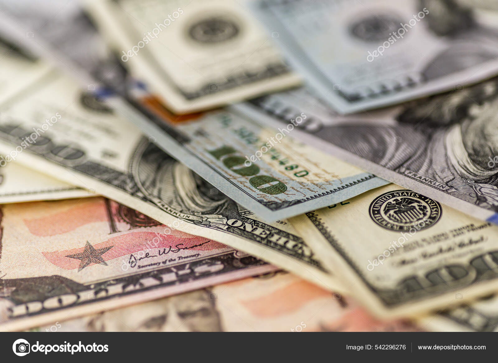 美钞美钞100美元钞票各种美国钞票的查封美国钞票散落在桌上的美元货币美元现钞与死因有关的世界经济危机—— 库存社论照片©