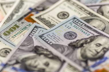 Money American yüz dolarlık banknotlar. Çeşitli Amerikan banknotlarının kapanışı. ABD para birimi masaya saçıldı. Amerika para birimi Dollor. Coronovirüs ile ilişkili dünya ekonomik krizi..