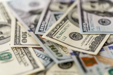 Money American yüz dolarlık banknotlar. Çeşitli Amerikan banknotlarının kapanışı. ABD para birimi masaya saçıldı. Amerika para birimi Dollor. Coronovirüs ile ilişkili dünya ekonomik krizi..