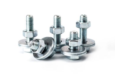 Çivi ve vida karışımı. Endüstriyel geçmiş. Ev yapımı. Sürgüler ve fındıklar. Çeşitli vidalara yakın çekim. Arkaplan ve üst görünüm için kullan.