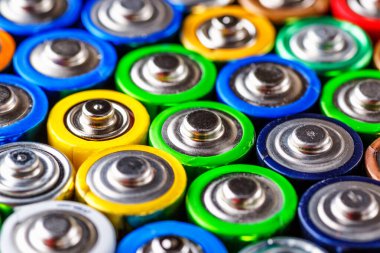 Renkli bataryaların enerji soyut arkaplanı. Farklı üreticilerden kullanılmış piller, atık, toplama ve geri dönüşüm, Alkalin bataryası. Renkli pillerin kavramsal arka planı