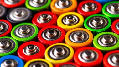 Renkli bataryaların enerji soyut arkaplanı. Farklı üreticilerden kullanılmış piller, atık, toplama ve geri dönüşüm, Alkalin bataryası. Renkli pillerin kavramsal arka planı