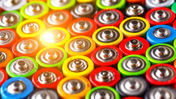 Énergie Fond Abstrait Piles Colorées Batteries Usagées Différents Fabricants Déchets — Photo