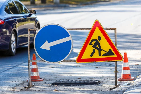 Yol işaretleri! Kamyonlar ve trafik işaretleri ile yol çalışmaları. Yol çalışmaları trafik işaretleri ve trafik konilerinin saptırma erişimini engelliyor; engeller ve trafik işaretleri.