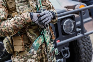 Khmelnitsky. Ukrayna. 14 Ekim 2021 Ukrayna Ordusu askerleri Ukrayna Kahramanları bayramında. Savaşı durdurun Ukrayna. Avrupa Ukrayna Savaşı.