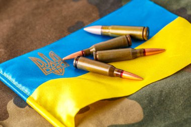 Ukrayna pasaportu. Ukrayna savaşı, Ukrayna savaşı Ukrayna ve Rusya. Savaşı durdurun Ukrayna. Ukrayna bayrağı .7.62 mm 'lik tüfek mermilerinin sembolüdür..