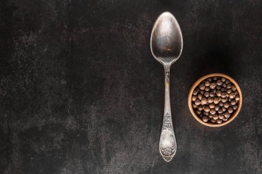 Biber arkaplanı. Kuru karabiber çekirdeği. Süper manzara. Siyah arka planda. Metnin için boş yer.