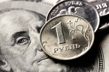 Dolar banknotlarının arka planında Rus rublesi. Ruble devalüasyonu, enflasyon kavramı. Değersizleşme, yaptırımlar, finansal kriz, savaşı durdurma kavramı..