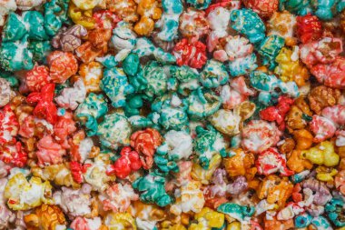 Beyaz arka planda izole edilmiş lezzetli patlamış mısır yığını. Arkaplanda patlamış mısır dokusu var. Üst manzara. Karamelli patlamış mısır.