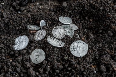 Roma İmparatorluğu 'nun antik madeni parası. Otantik gümüş denarius, antik Roma' nın Antoninianus 'u. Toprakla kaplı Roma gümüş sikkeleri..