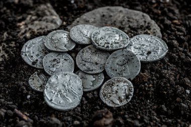 Roma İmparatorluğu 'nun antik madeni parası. Otantik gümüş denarius, antik Roma' nın Antoninianus 'u. Toprakla kaplı Roma gümüş sikkeleri..
