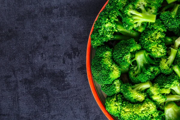 Makro Fotoğraf Yeşil Sebze Brokoli Siyah Taş Bir Masada Taze — Stok fotoğraf