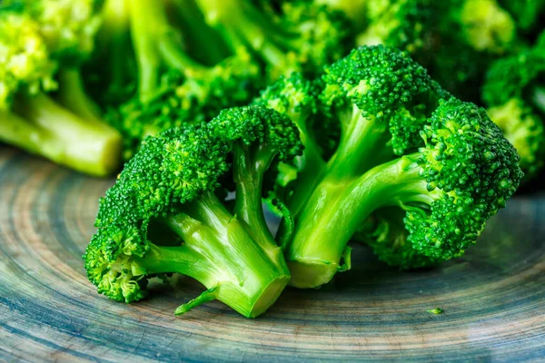 Makro Fotoğraf Yeşil Sebze Brokoli Siyah Taş Bir Masada Taze — Stok fotoğraf