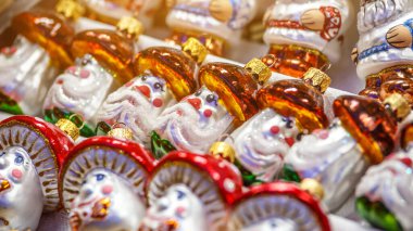 Mutlu noeller, şirin şenlik dekorasyonu yakın çekim, yeni yıl için güzel oyuncaklar. Noel pazarı için cam Noel baloları..