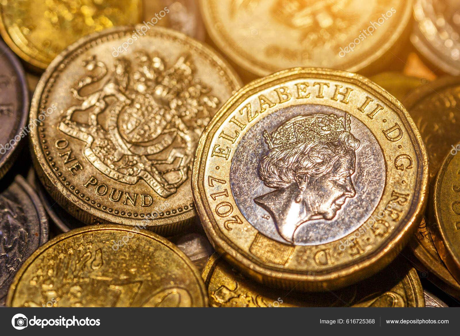 英国英镑硬币堆叠在黑色商务概念上——图库图片© bukhta79 #616725368