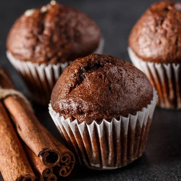 Schokolade Cupcake Mit Zuckerguss Und Schokoriegel Dunklen Licht Hausgemachte Köstliche — Stockfoto