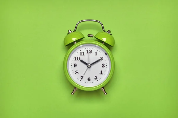 Reloj Despertador Verde Sobre Fondo Verde Claro Vista Superior Plano — Foto de Stock