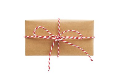 Beyaz arka planda izole edilmiş çizgili fırıncı yayı ile el sanatları kağıdına sarılı Noel hediyesi kutusu.