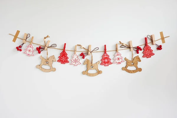 Kerst Slinger Gemaakt Van Houten Kerstballen Rode Bessen Witte Achtergrond — Stockfoto