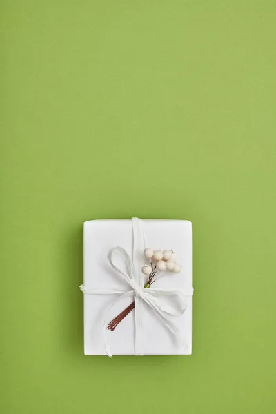 Una Caja Regalo Envuelta Papel Blanco Decorada Con Cinta Bayas —  Fotos de Stock
