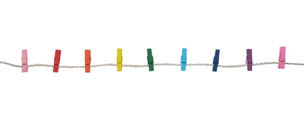 Bunte Hölzerne Wäscheklammern Einem Seil Isoliert Auf Weißem Hintergrund — Stockfoto