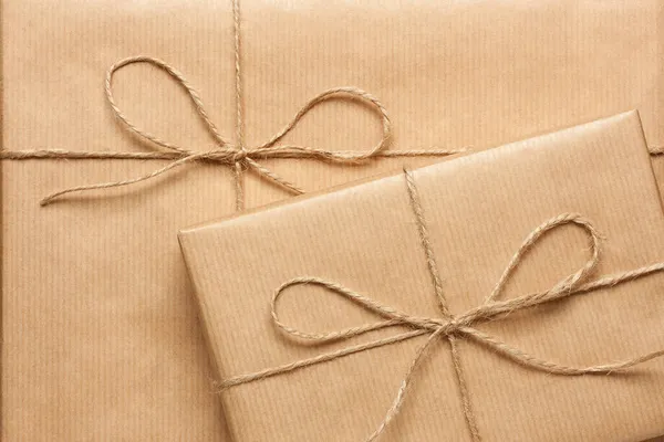 Close Two Gift Boxes Wrapped Brown Recycled Paper — Stock Photo, Image