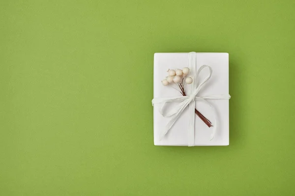 Una Caja Regalo Envuelta Papel Blanco Decorada Con Cinta Bayas —  Fotos de Stock