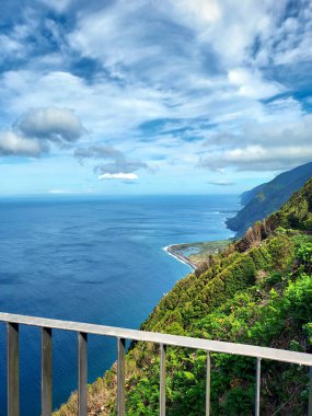 S. Jorge 'nin adası Azores, Portekiz' deki bitki örtüsüyle çevrili bir balkondan güzel bir deniz manzarasının fotoğrafı.
