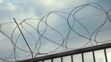 Korunan nesnenin çitinde dikenli alan