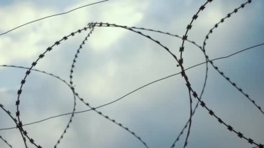 Korunan nesnenin çitinde dikenli tel var.