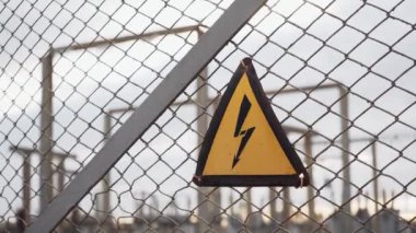 Trafo istasyonunun yakınındaki ızgaradan elektrik şoku tehlikesi.