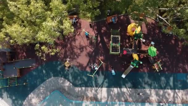 Plac zabaw dla dzieci w parku rekreacyjnym — Wideo stockowe