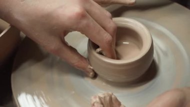 Çömlekçi çarkında kille çalışmak
