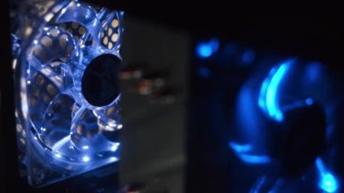 Çekirdek ünitesinde bilgisayar soğutucusu ve arka ışık başlatılıyor