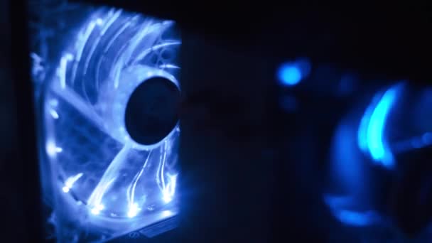 A számítógép hűtőjének működtetése megvilágítással a sestema egységben — Stock videók