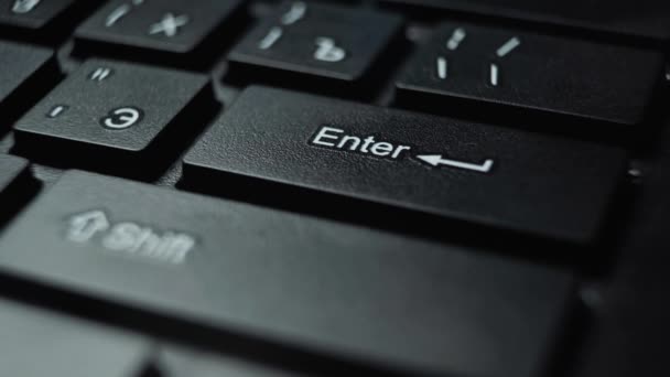 Stisknutím tlačítka Enter na klávesnici počítače — Stock video