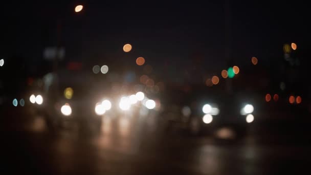 Estrada noturna com carros em uma forma turva — Vídeo de Stock