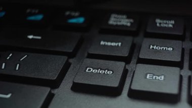 Bilgisayar klavyenizdeki silme tuşuna basın