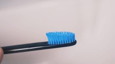 Diş macunu fırçaya uygulanacak