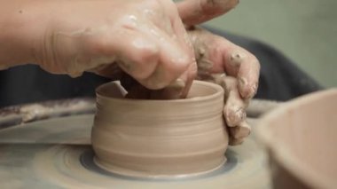 Parlak kilden bir çömlekçinin çarkında heykel yapmak
