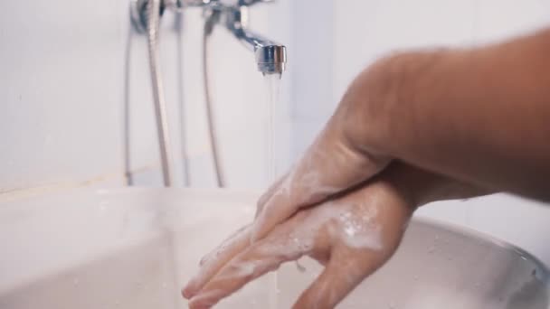 Мытье рук для дезинфекции — стоковое видео