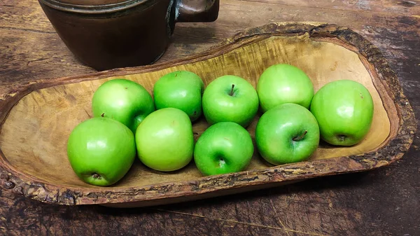 Green apples in wooden dishes — Fotografia de Stock