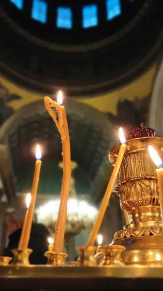 Свічки в храмі на вішалці — стокове фото