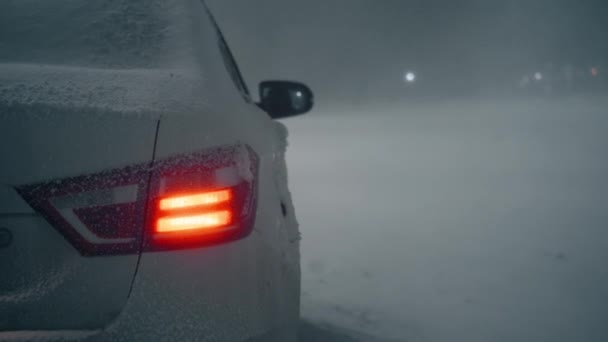 El coche se detuvo para esperar el mal tiempo. — Vídeos de Stock