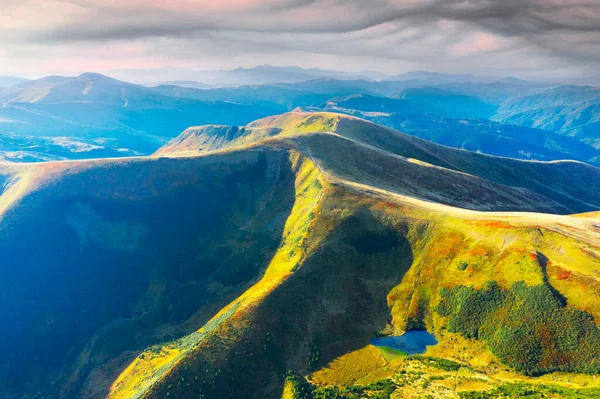 Flyfoto Med Dronekopter Svidovets Åsfjell Innsjøer Vorozheska Apshinets Dogyaska Høstpanorama – stockfoto